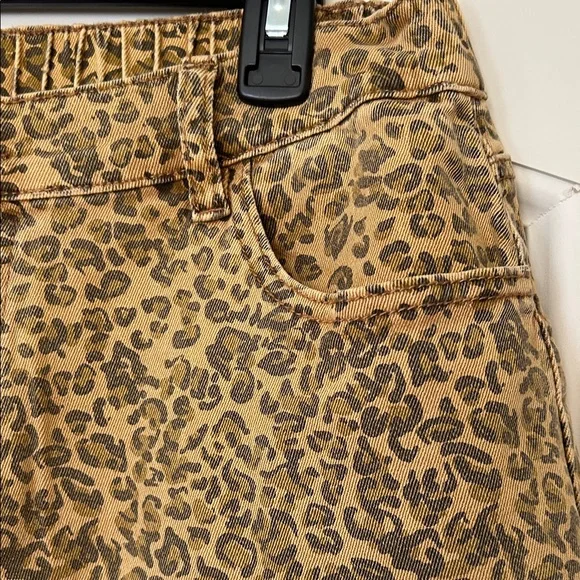 Blue Velvet brand Leopard Print Wide-Leg Pants button fly. - Picture 3 of 9